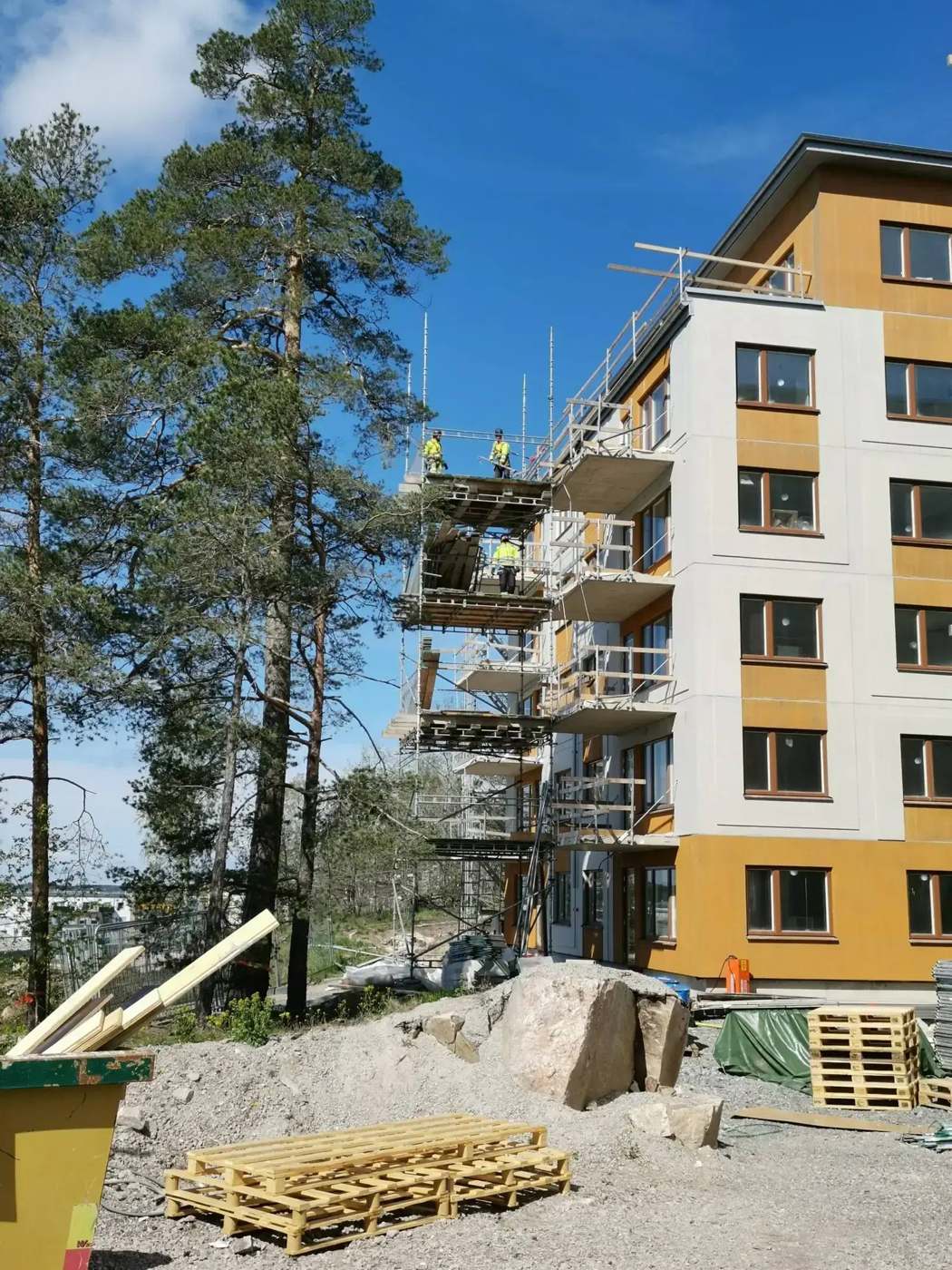 Ställning uppsatt vid en fastighet under renovering