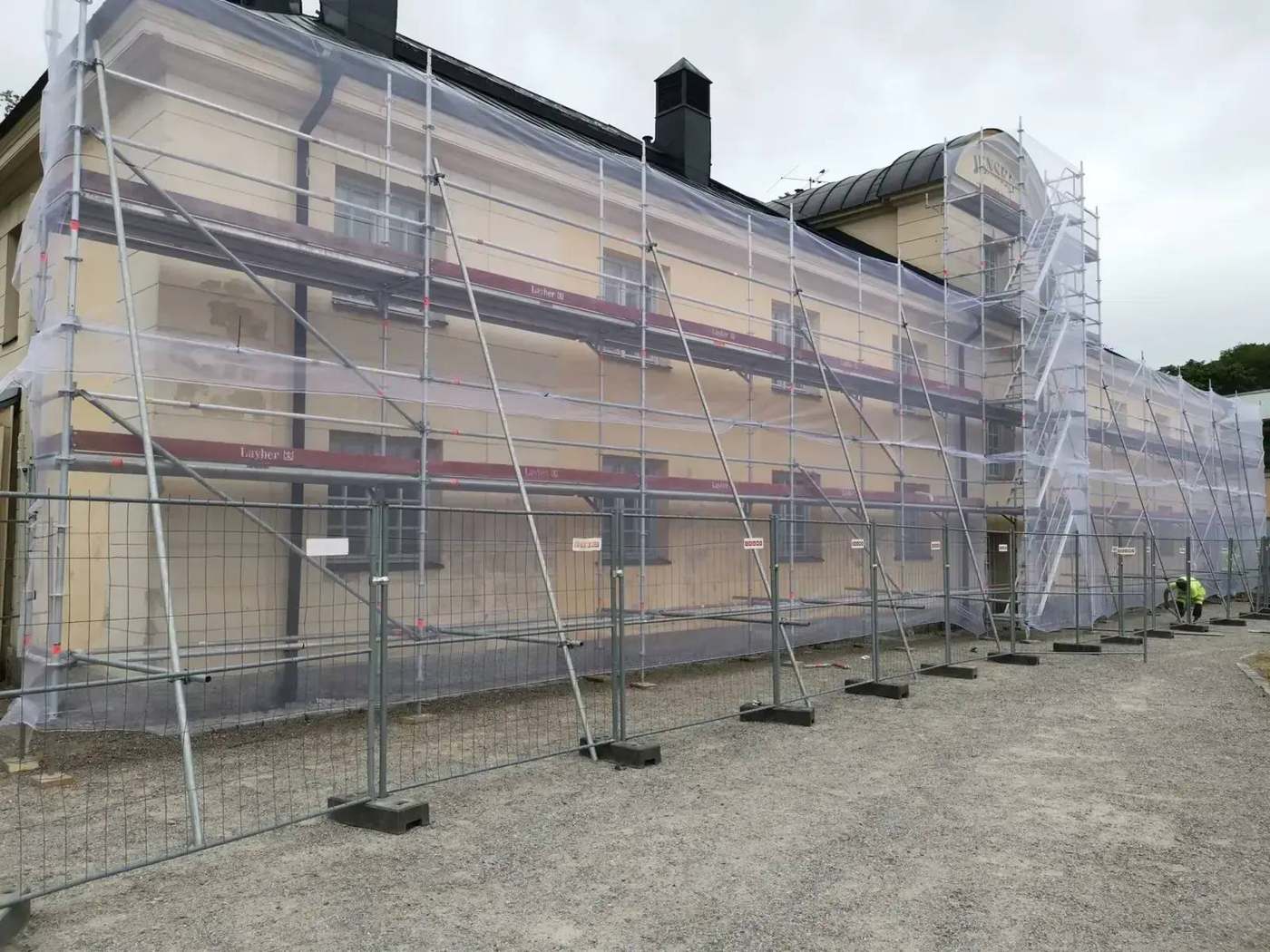 Byggnadsställning monterad längs en fasad i Stockholm