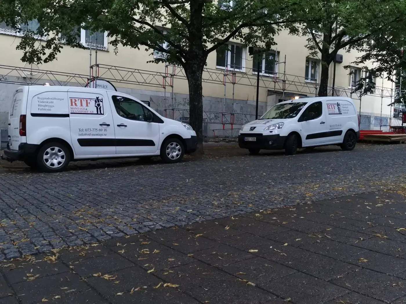 RTF:s servicebilar vid en arbetsplats