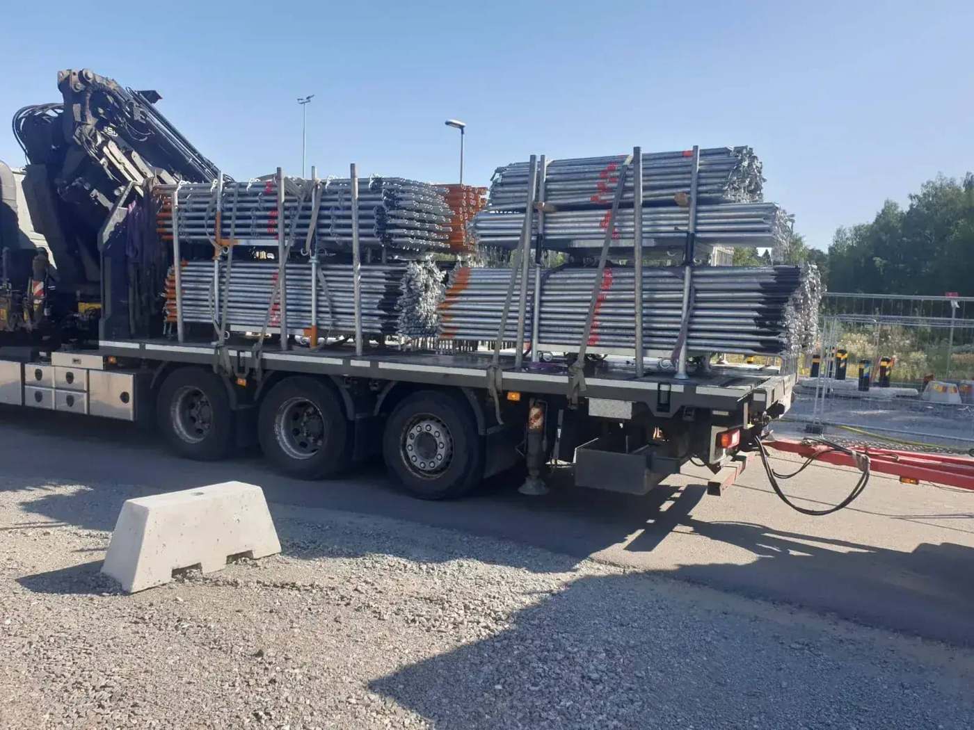 Material lastat för transport till en byggarbetsplats
