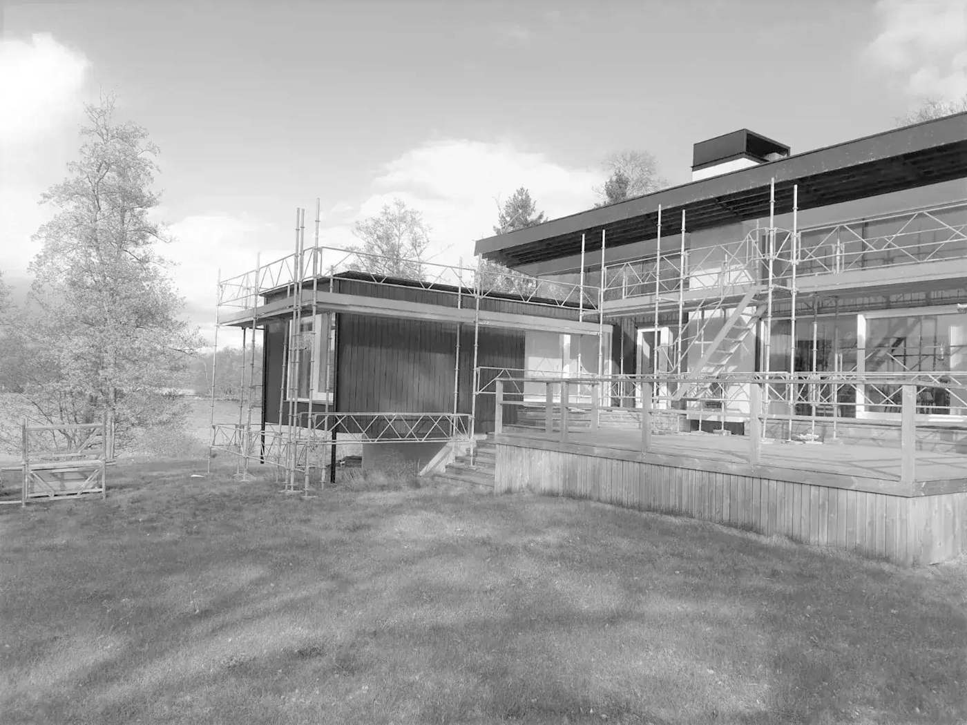 Byggnadsställning uppsatt vid en fastighet under renovering