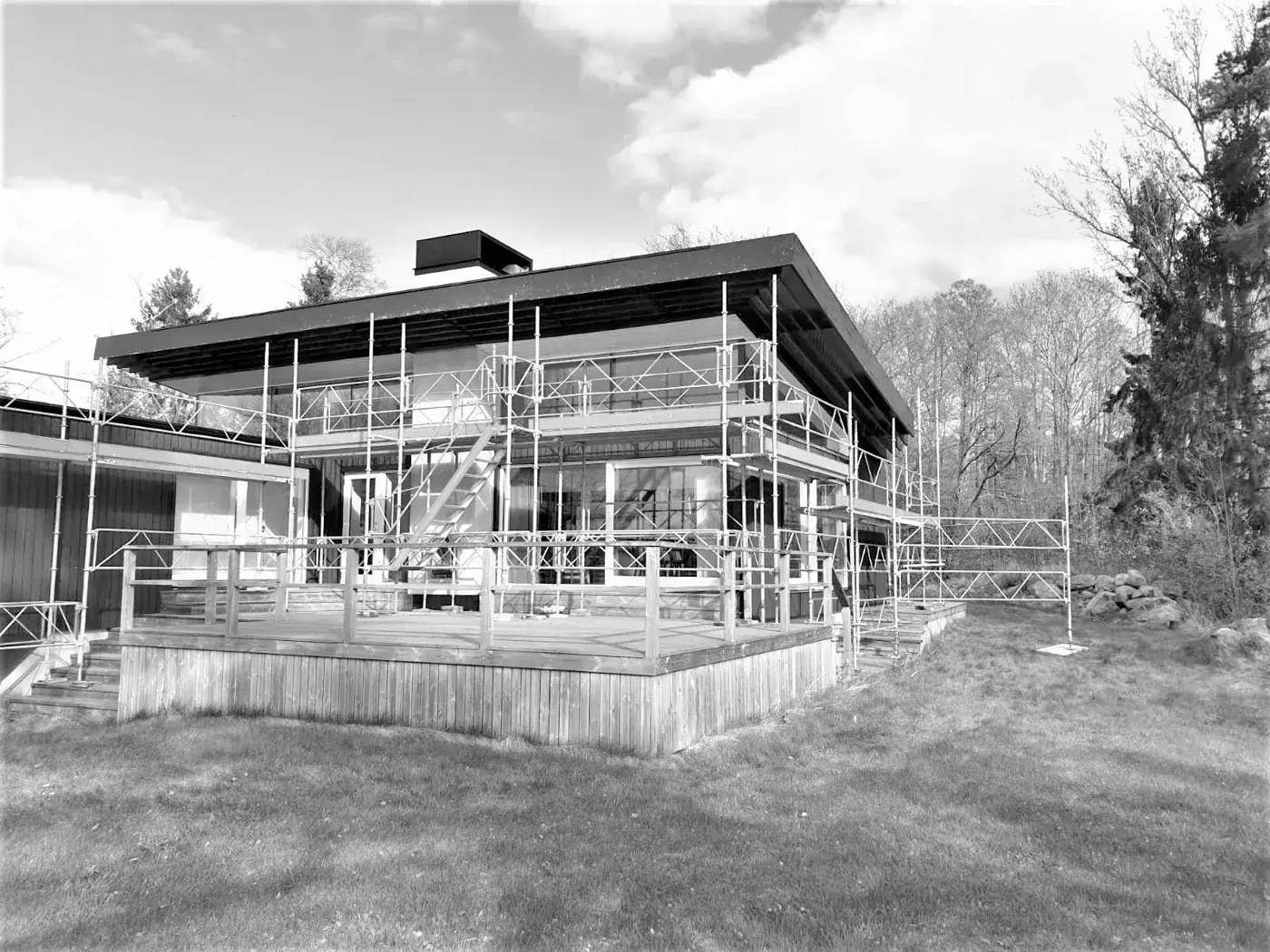 Ställning monterad runt en villa under renovering